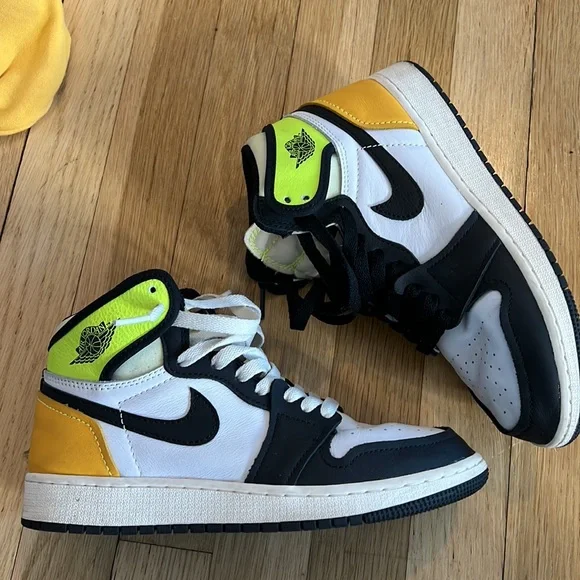 Nike Jordan 😍 1’s OG volt gold